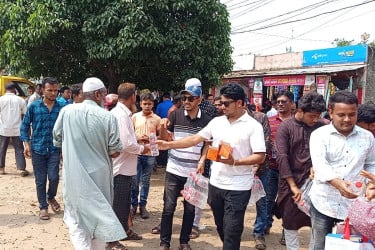 ভালুকায় অভিভাবকদের মাঝে ছাত্রদলের পানি ও স্যালাইন বিতরণ