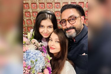 অভিষেক-ঐশ্বরিয়ার ১৯তম বিবাহবার্ষিকী উদযাপন