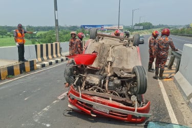ঢাকা-মাওয়া এক্সপ্রেসওয়েতে প্রাইভেটকার উল্টে চালক আহত