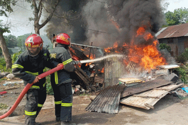 মুন্সীগঞ্জে আগুনে পুড়ল ভাঙারির দোকান