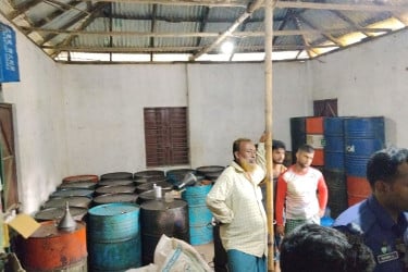 লাকসামে ৫৫২৪ লিটার জ্বালানি তেল জব্দ, ব্যবসায়ী আটক