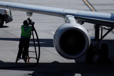 জেট ফুয়েল ফুরিয়ে যাচ্ছে, বিপাকে এয়ারলাইন্সগুলো