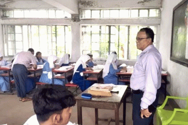 নিয়ম ভেঙে পরীক্ষাকেন্দ্রে এমপি, ফেসবুকে লাইভ সম্প্রচার