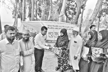 চরের পরীক্ষার্থীদের নৌকাসেবা