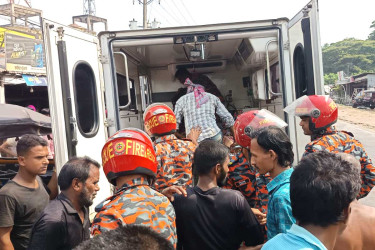 দুর্ঘটনার কবলে লাশবাহী অ্যাম্বুলেন্স