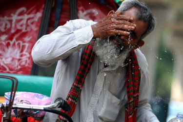 একই শহরে দুই আবহাওয়া, কোথাও ঠান্ডা কোথাও তপ্ত ঢাকা