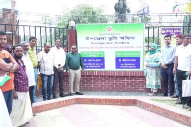 সিরাজগঞ্জে ভূমিসেবায় অনিয়ম ঠেকাতে হোয়াটসঅ্যাপ সেবা চালু