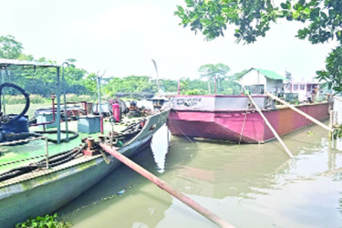 সুগন্ধা নদীতে ভাসছে ৭৫ হাজার লিটার ডিজেল
