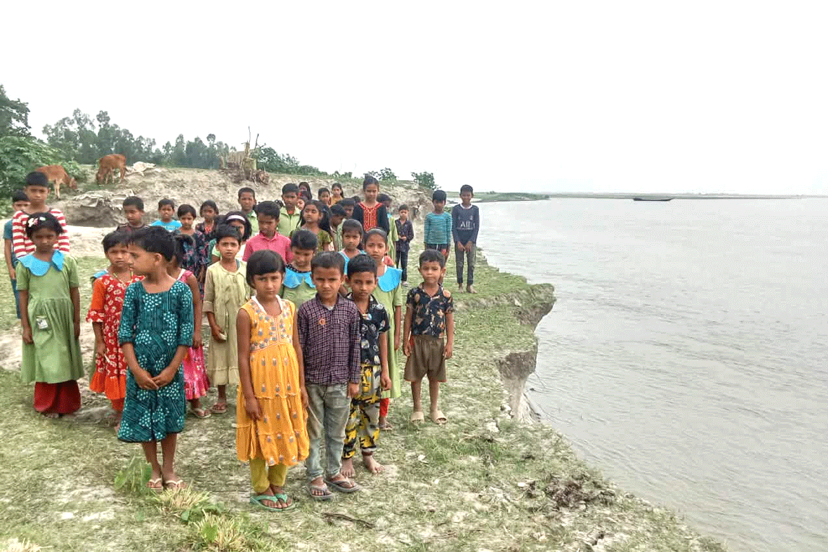 কুড়িগ্রামে ব্রহ্মপুত্র নদের ভাঙন ঝুঁকিতে বসুন্ধরা শুভসংঘ স্কুল