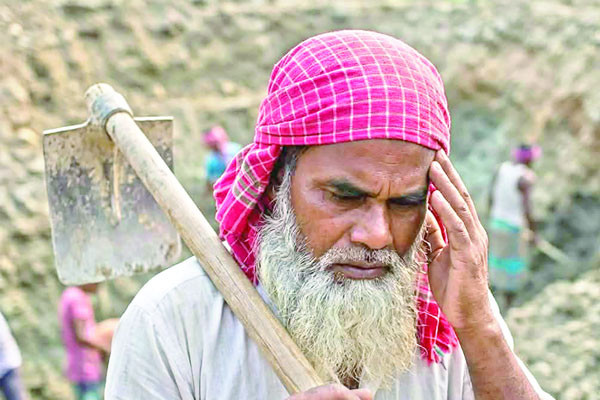 বিনাপারিশ্রমিকে খুঁড়েছেন তিন হাজার কবর