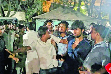 শাহবাগ থানায় ছাত্রদল-শিবির উত্তেজনা সাংবাদিক-ডাকসু সদস্যসহ আহত ১২