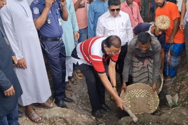 নোয়াখালীতে খাল খনন প্রকল্পের উদ্বোধন করলেন এমপি খোকন