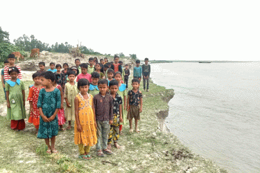 কুড়িগ্রামে ব্রহ্মপুত্র নদের ভাঙন ঝুঁকিতে বসুন্ধরা শুভসংঘ স্কুল