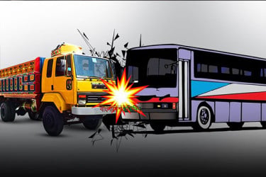 নোয়াখালীতে কাভার্ডভ্যানে ট্রাকের ধাক্কা, নিহত ২