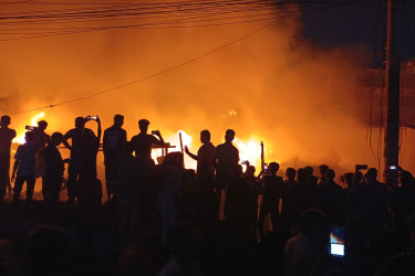 ফতুল্লায় ঝুটের গোডাউনসহ প্রায় ২০ দোকানে আগুন