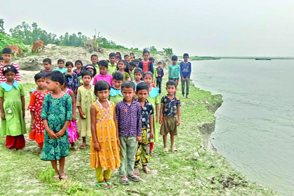 ব্রহ্মপুত্রের ভাঙনঝুঁকিতে বসুন্ধরা শুভসংঘ স্কুল