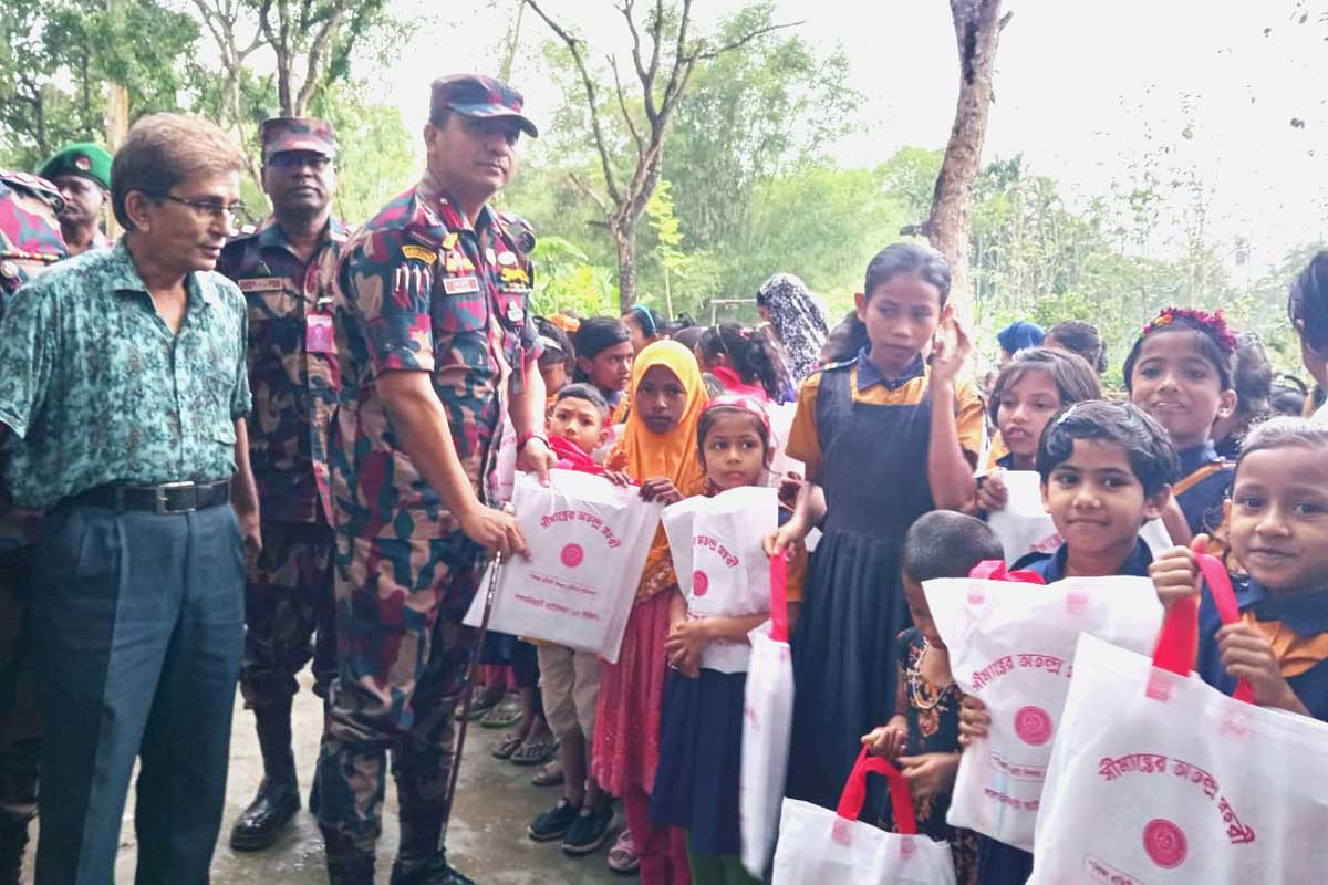 লালমনিরহাটে বিজিবির উদ্যোগে শিক্ষাসামগ্রী বিতরণ