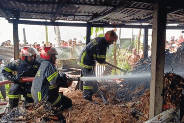 মুন্সীগঞ্জে অগ্নিকাণ্ড: ফায়ার সার্ভিসের দ্রুত পদক্ষেপে রক্ষা