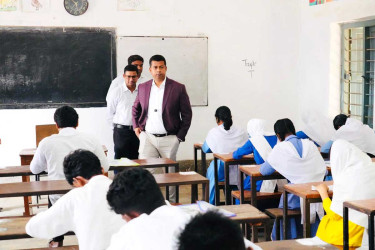 ভালো ফলাফল চাইলে পড়ার টেবিলে ফিরতে হবে: চট্টগ্রামের ডিসি