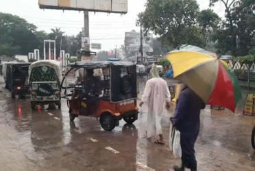 তীব্র তাপদাহের পর কুড়িগ্রামে বৃষ্টি, শ্রমজীবীদের ভোগান্তি