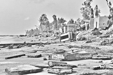 অরক্ষিত বাঁধে বিপন্ন উপকূল