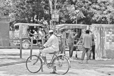 কলোনির প্রধান সড়ক বন্ধে ভোগান্তি