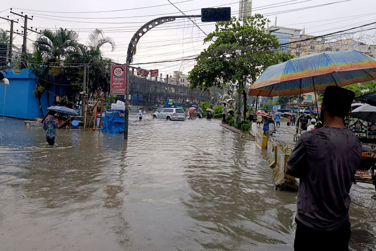টানা বৃষ্টিতে চট্টগ্রাম অচল