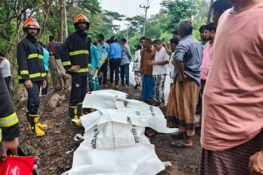 লোহাগাড়ায় নিয়ন্ত্রণ হারিয়ে খাদে মাইক্রোবাস, নিহত ৩