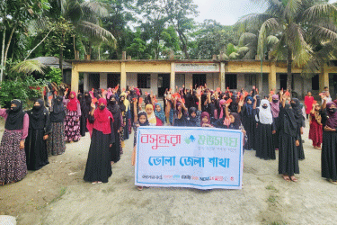 ভোলায় বাল্যবিবাহকে ‘লাল কার্ড’ দেখালেন শিক্ষার্থীরা