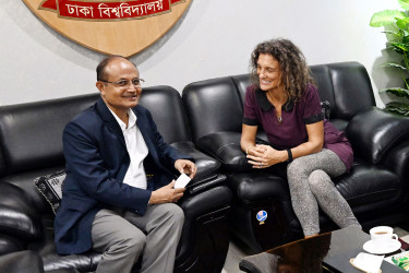 ঢাবি উপাচার্যের সঙ্গে ফরাসি সমুদ্রবিজ্ঞান বিশেষজ্ঞের সৌজন্য সাক্ষাৎ