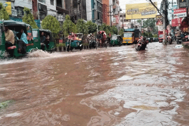 এক ঘণ্টার বৃষ্টিতে পানির নিচে ফেনী শহর