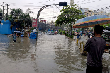 টানা বর্ষণে ডুবছে চট্টগ্রাম, দুর্ভোগে নগরবাসী