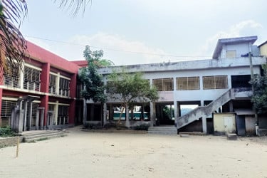 ৩১৩ শিক্ষার্থীর জন্য ৩ শিক্ষক, চরম সংকটে পাঠদান