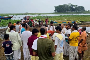 কালবৈশাখী উপক্ষো করে তিতাস নদীতে স্নানোৎসবে পূণ্যার্থীর ঢল