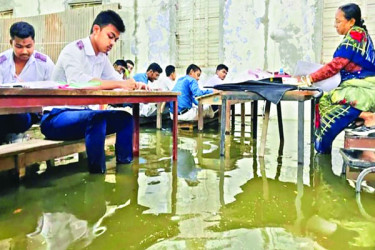 জলাবদ্ধতা কুমিল্লায় জনজীবনে চরম ভোগান্তি