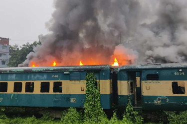 চট্টগ্রামে পরিত্যক্ত ট্রেনের দুই বগিতে আগুন