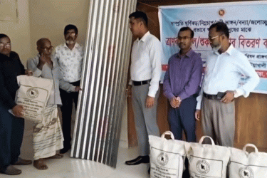 কালবৈশাখী ঝড়ে কলাপাড়ায় ক্ষতিগ্রস্তদের মাঝে ঢেউটিন বিতরণ