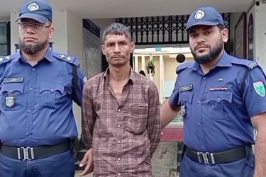 স্ত্রীকে কুপিয়ে হত্যা: সীমান্ত দিয়ে ভারত পালানোর সময় স্বামী গ্রেপ্তার
