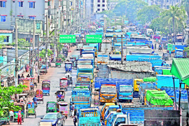 সড়কজুড়ে যানবাহনের সারি