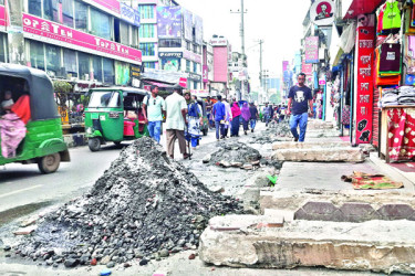 ড্রেনের ময়লা রাখা হচ্ছে সড়কে