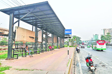 অবহেলায় নষ্ট হচ্ছে আধুনিক যাত্রীছাউনি