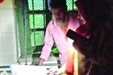 হাসপাতালে মোবাইলের আলোয় চলছে চিকিৎসা