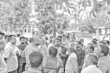 ঘুষ নেওয়ার অভিযোগে জনতার থানায় অবস্থান এক পুলিশ ক্লোজ