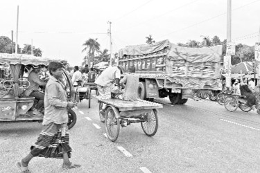 দখল-পার্কিংয়ে চলাচলে ঝুঁকি