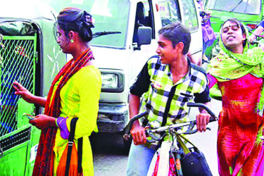 রাজধানীতে বেড়েছে তৃতীয় লিঙ্গের উৎপাত