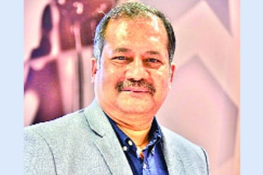 সংবিধান না শরিয়াহ আইন, স্পষ্ট করুন