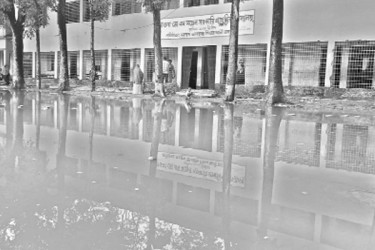 বিদ্যালয় মাঠে হাঁটুপানি, দুর্ভোগে শিক্ষক-শিক্ষার্থী