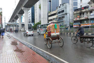 বৃষ্টির মধ্যেও ঢাকার বাতাসে দূষণের কমতি নেই