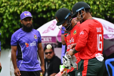 বৃষ্টির পর খেলা শুরু, ম্যাচ হবে ১৫ ওভারে