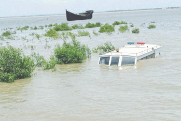 কুতুবদিয়ায় জোয়ারে তলিয়ে গেল ওয়াটার অ্যাম্বুলেন্স